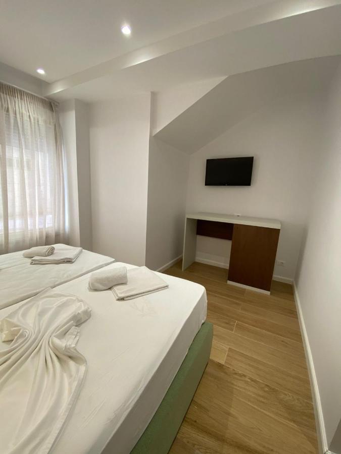 Eval Hotel Sarandë Buitenkant foto