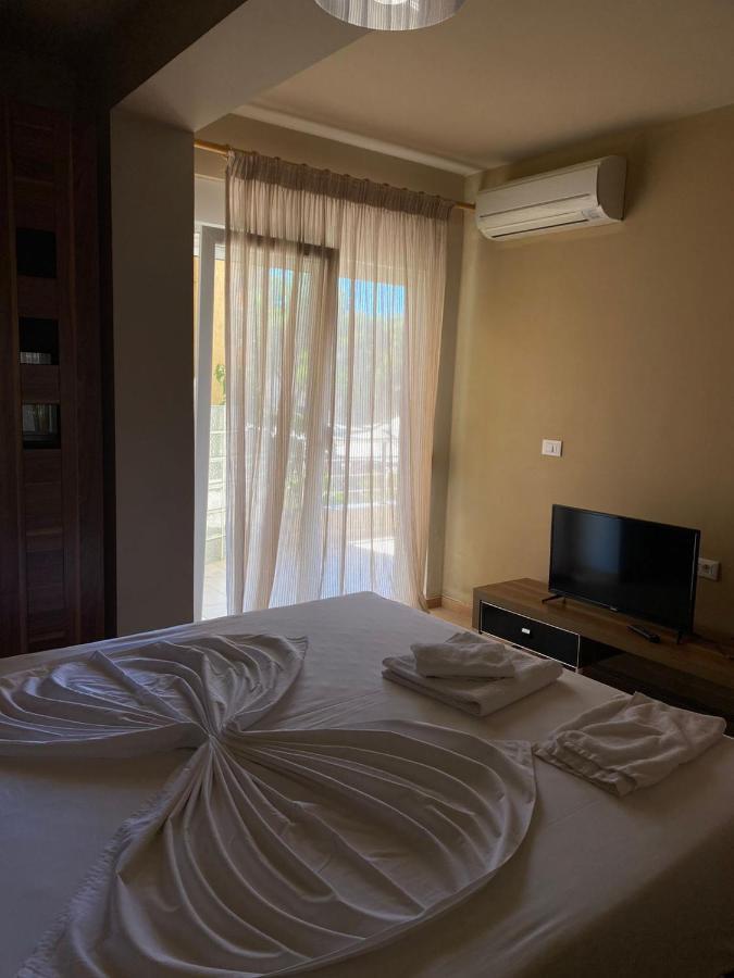 Eval Hotel Sarandë Buitenkant foto