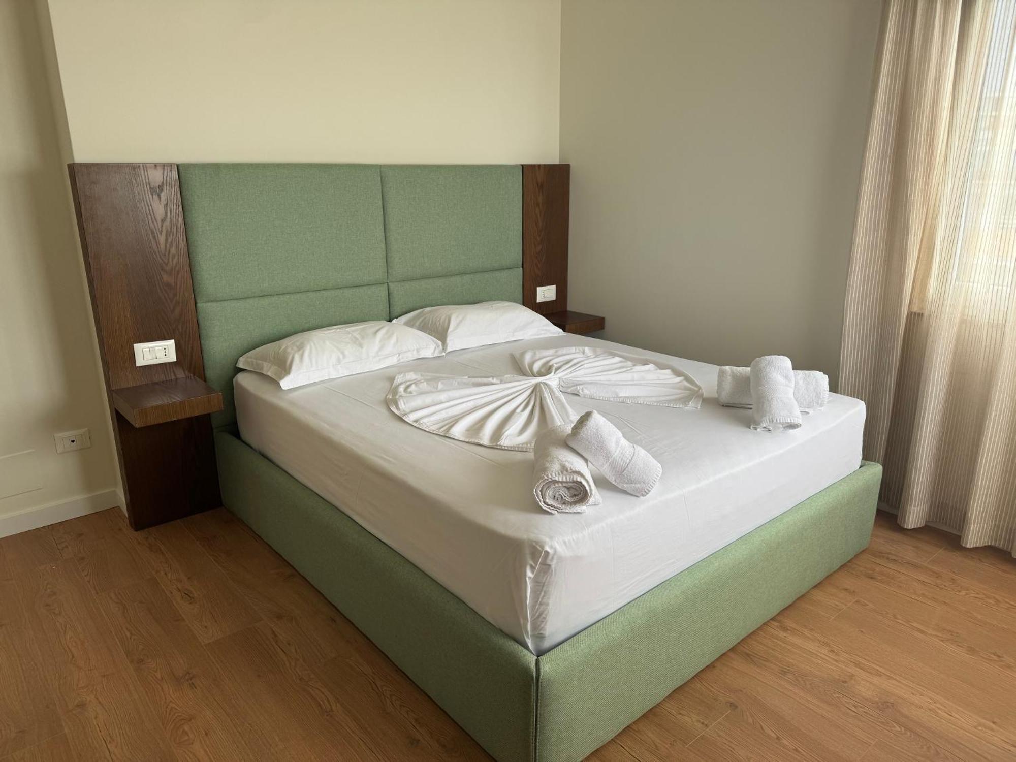 Eval Hotel Sarandë Buitenkant foto