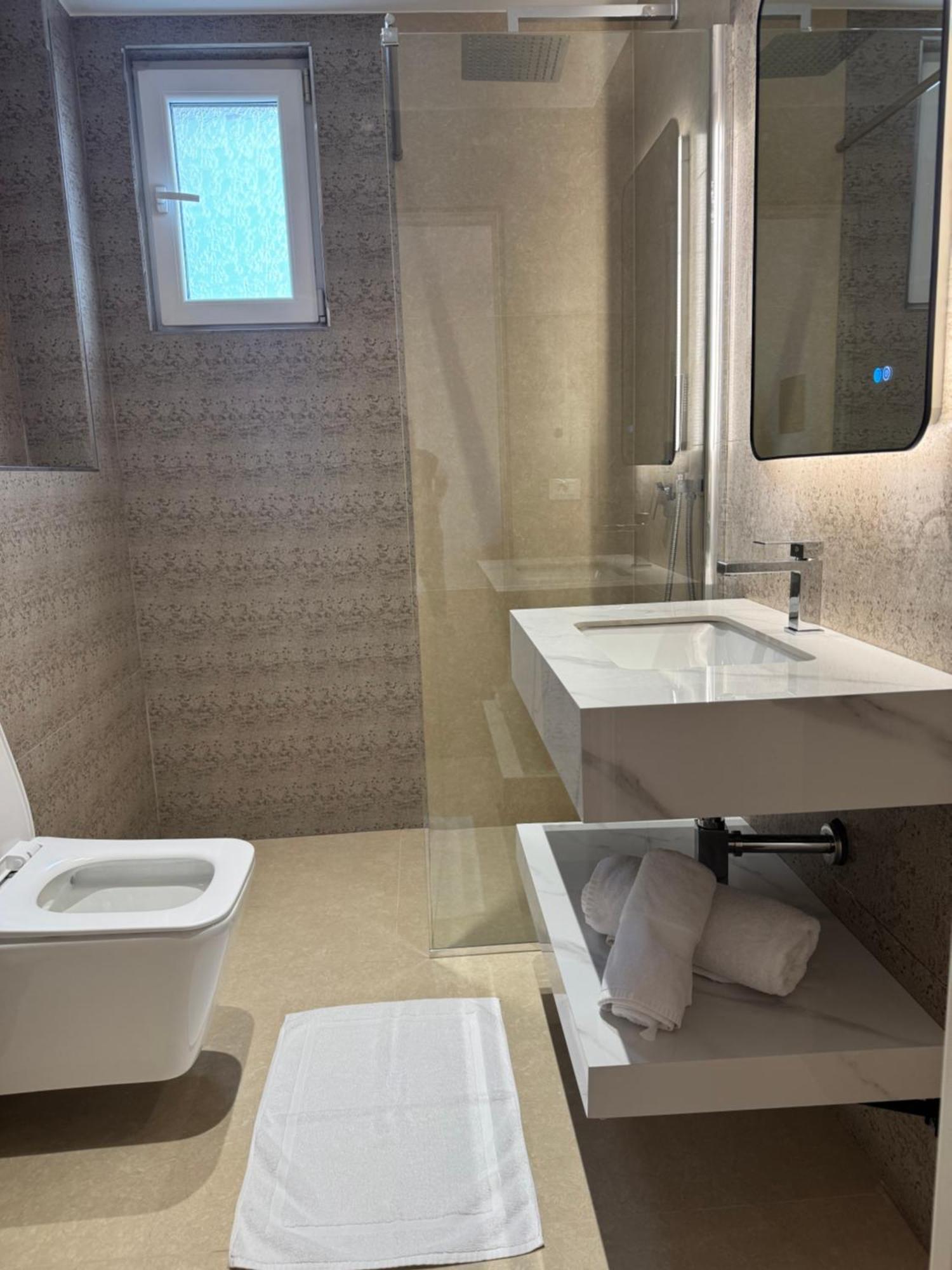 Eval Hotel Sarandë Buitenkant foto