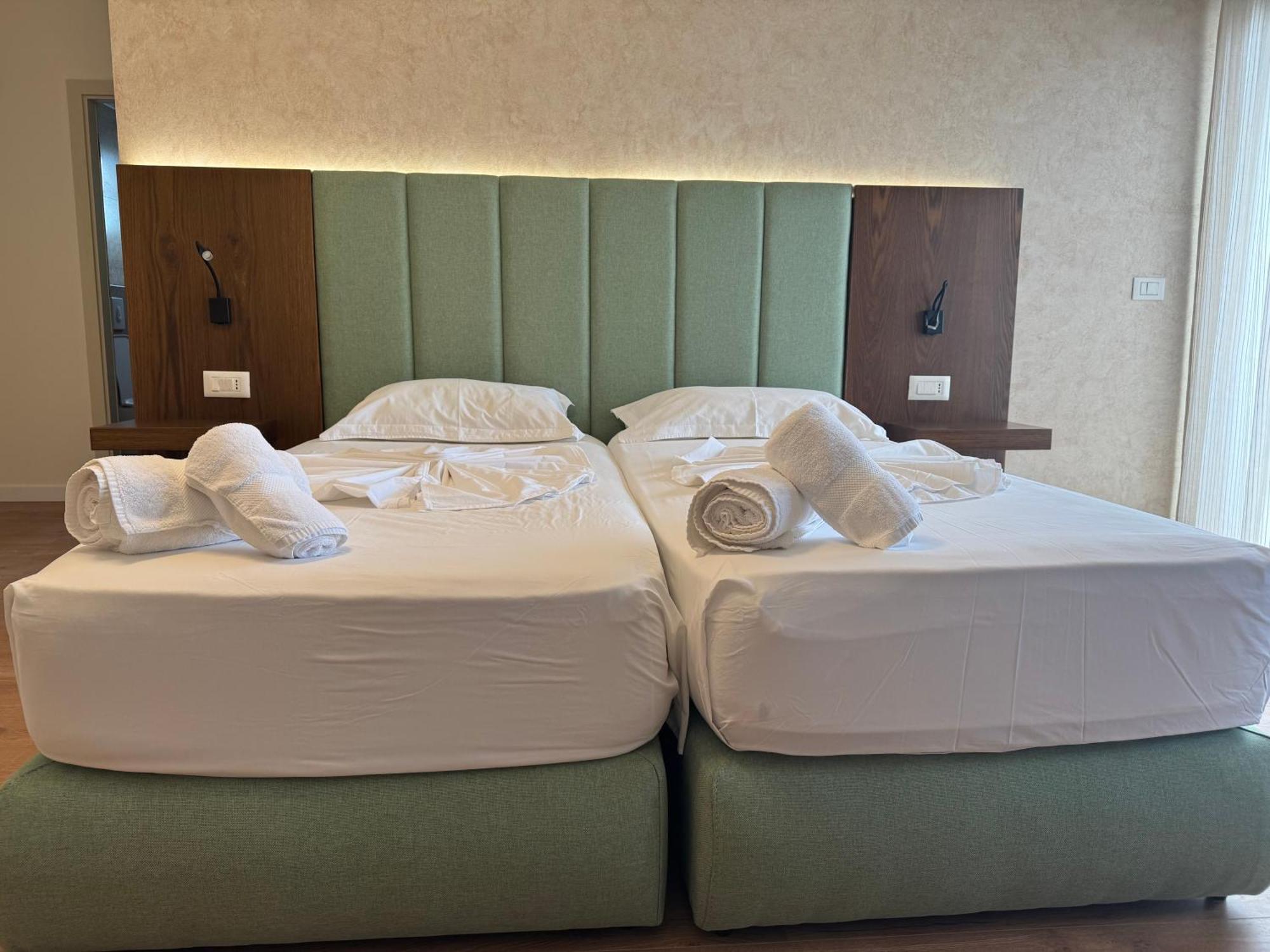 Eval Hotel Sarandë Buitenkant foto