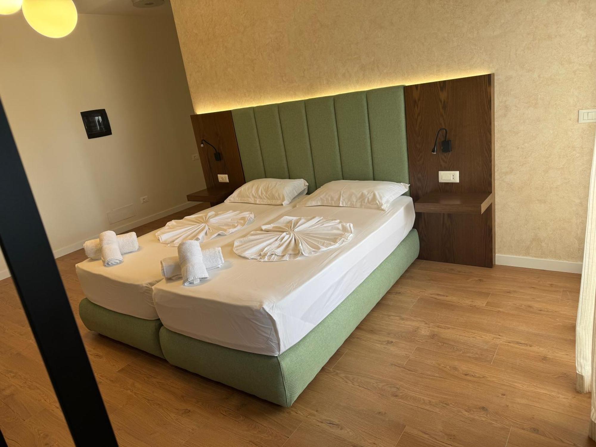 Eval Hotel Sarandë Buitenkant foto